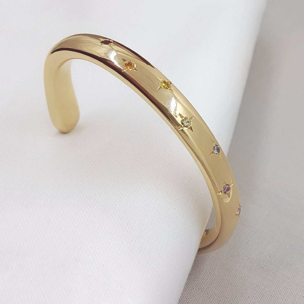 yellow gold and rainbow sapphires bangle