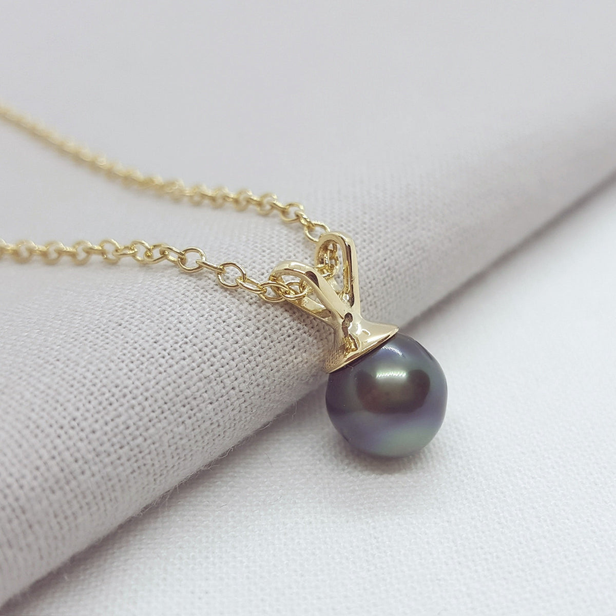 black Tahitian pearl and yellow gold necklace