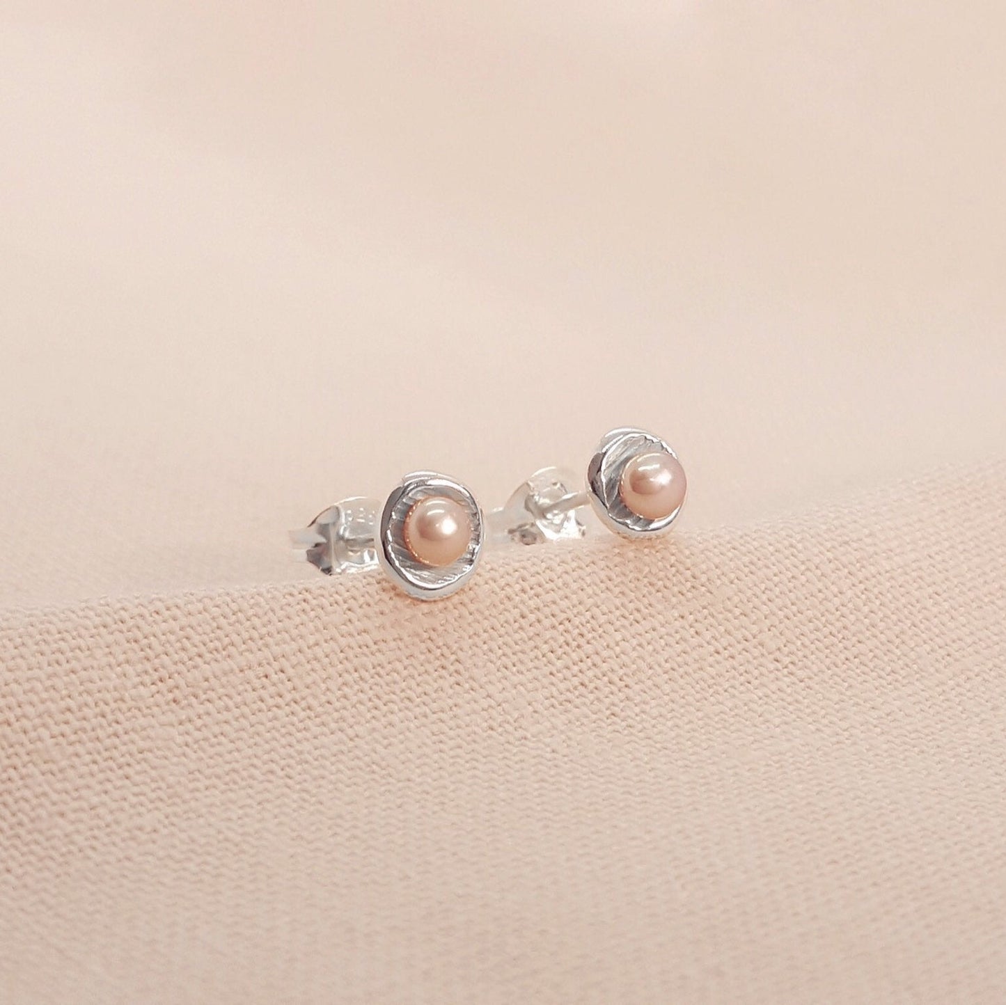 Mini pendientes de plata y perla blanca