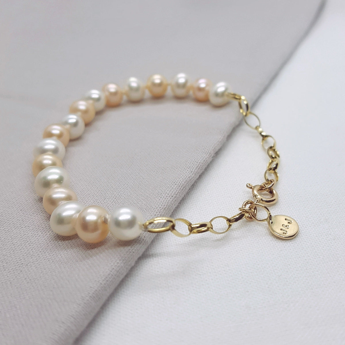 freshwater white and peach pearl bracelet on 9ct yellow gold chain